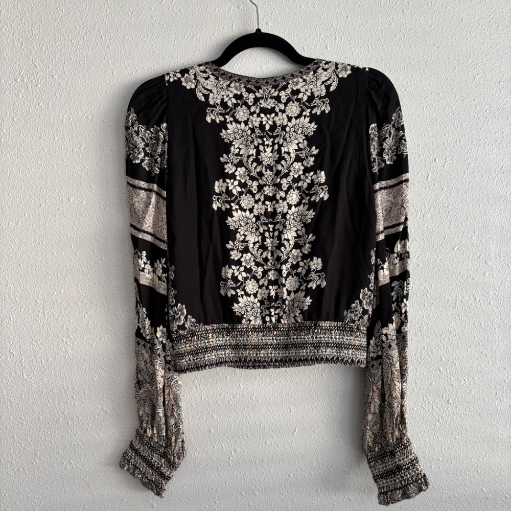ALICE + OLIVIA Catherine Black White Cropped Wrap-Effect Floral-Print Crepe Top - Picture 5 of 8